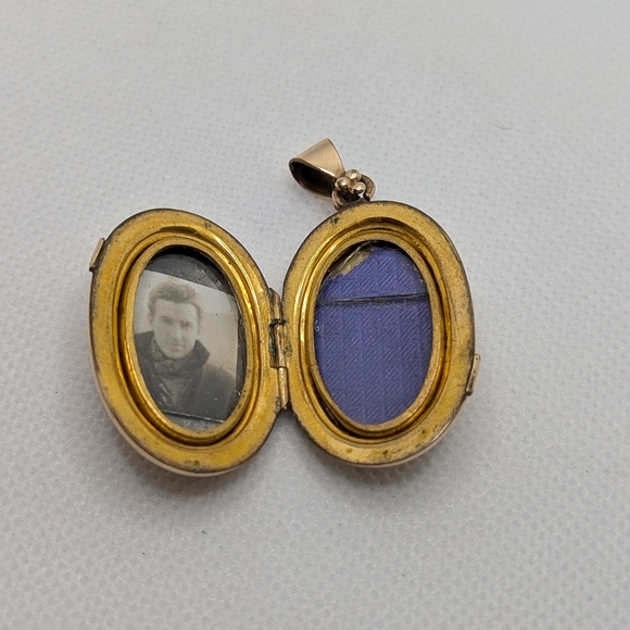 Floral Gold Locket Pendant - Picture 5 of 7